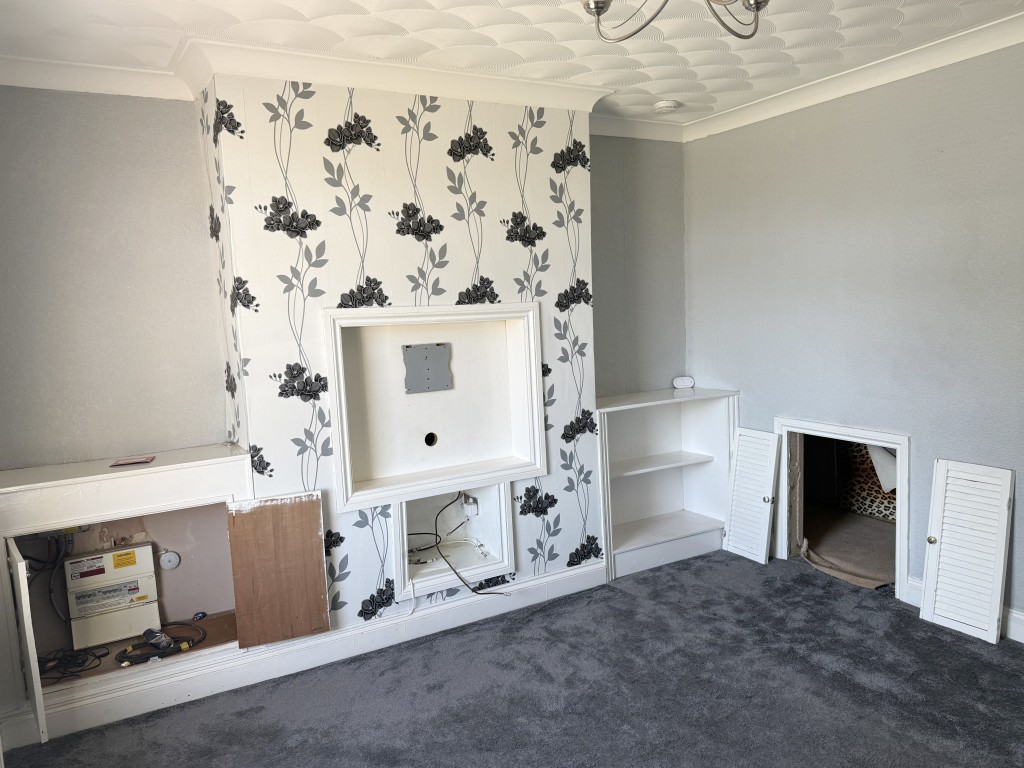 Lot: 5 - END-TERRACE HOUSE IN NEED OF IMPROVEMENT - Living Room in House in need of refurbishment
